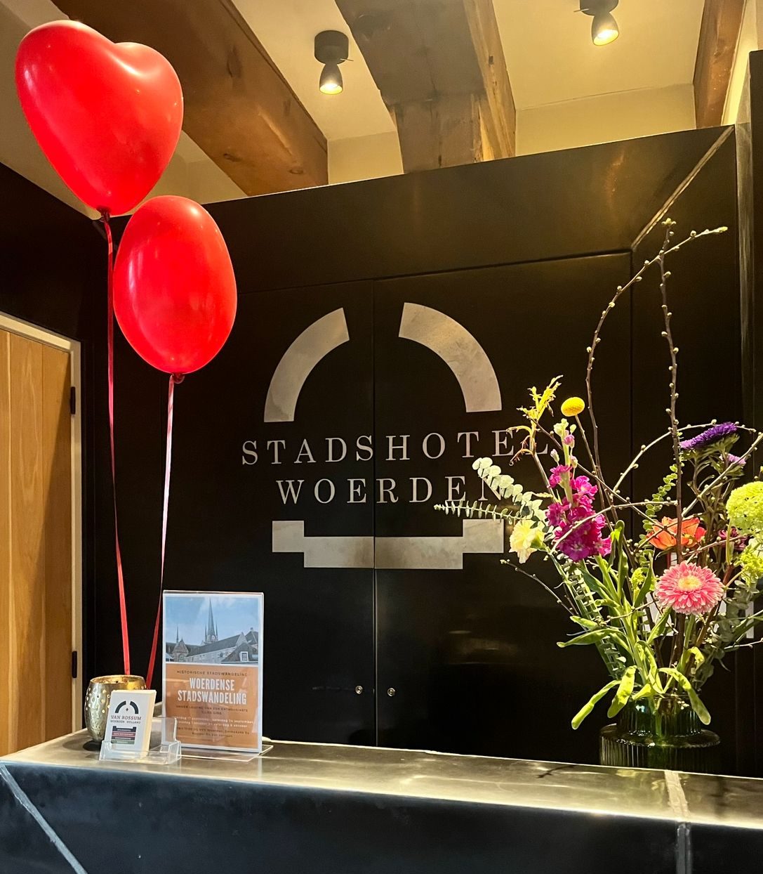 Receptie stadshotel Van Rossum versierd met hartjes ballonnen voor valentijnsdag